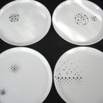 Exemple de différents décors de pois noir sur porcelaine blanche, sur format d'assiettes classiques
