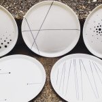 Exemple de différents décors noir sur porcelaine blanche, sur format d'assiettes classiques (diamètre intérieur 22 cm)