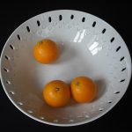 Coupe à fruits ajourée blanche avec oranges