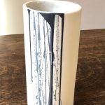 Vase cylindrique, décor d'engobes gris et noir. Dimensions : diamètre 9 cm x hauteur 18 cm.