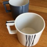 2 mugs avec anse, décor de traits noirs sur fond blanc et inversement