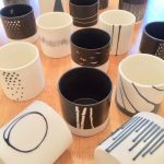 Mugs avec différents décors : mishima, sgraffite, engobe et relief