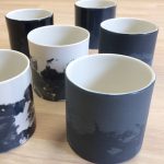 Plusieurs mugs sans anse, décors noir, blanc et gris