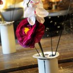 Pique-fleurs en situation sur un vase, avec fleurs artificielles dedans. ©photo David Nakache.