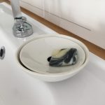 Porte-savon en situation sur un lavabo