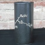 Vase cylindrique, décor de branchage sgraffité dans émail noir satiné. Dimensions : diamètre 9 cm x hauteur 18 cm.