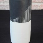 Vase cylindrique, décor de traits sgraffités dans de l'émail noir satiné. Dimensions : diamètre 9 cm x hauteur 24 cm.