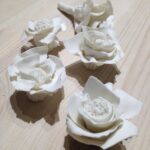 Fleurs réalisées en porcelaine papier pendant un stage d'une journée.